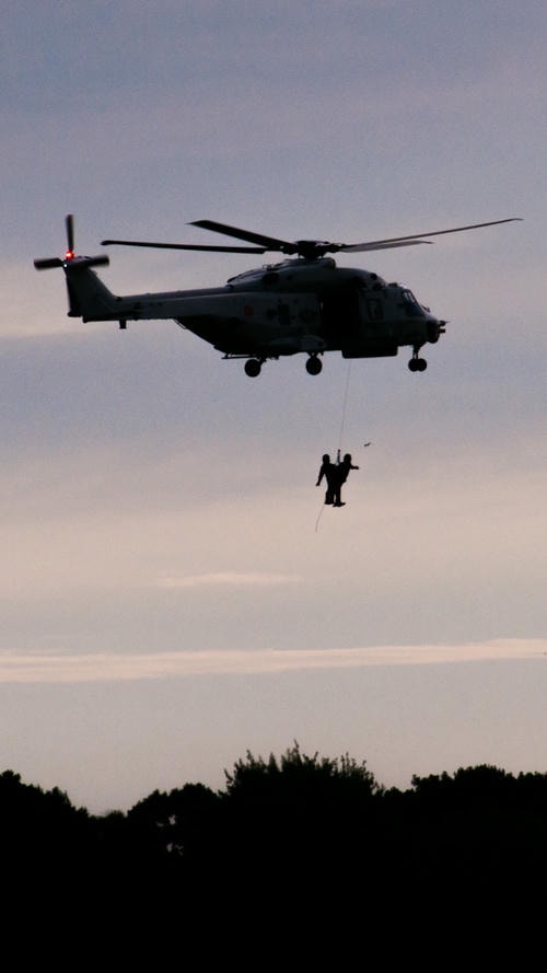 2_People_Hanging_from_Helicopter_Scenic