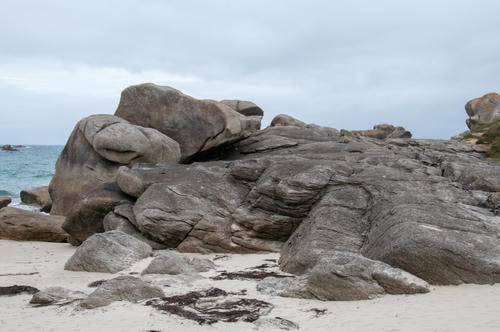 Le_Medium_Rock_at_Beach