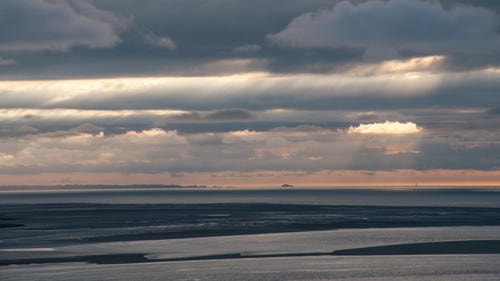 Lightshafts_from_Clouds