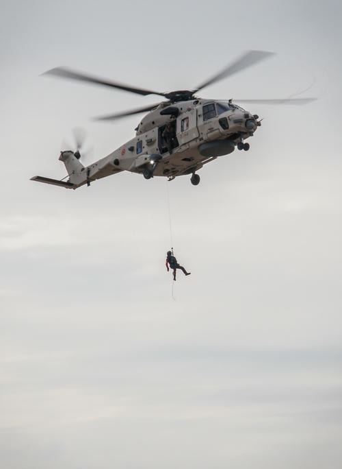 Mi-24_HAnging_Person