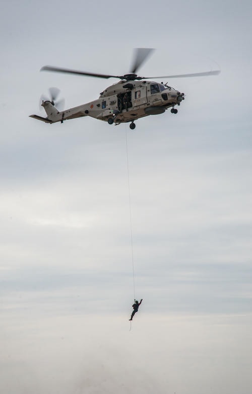 Mi-24_HAnging_Person_2