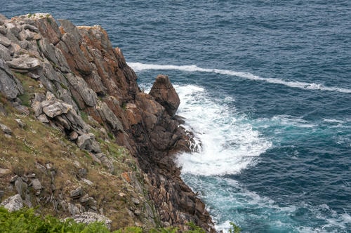 More_Waves_Crashing_Into_Cliffs