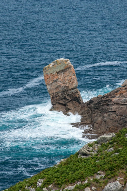 Waves_Crashing_Into_Block_Pillar