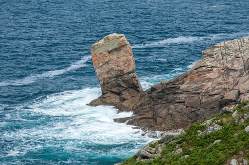 Waves_Crashing_Into_Block_Pillar_Horizontal